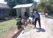 Babinsa Sertu Klimanto Koramil 11/Bandar Baru Kodim 0102/Pidie Bantu Masyarakat Sawang Buat Pagar Makam Umum