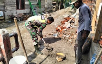 Babinsa Koramil 11/Bandar Baru Bantu Warga Bangun Rumah Pascabanjir di Pidie Jaya