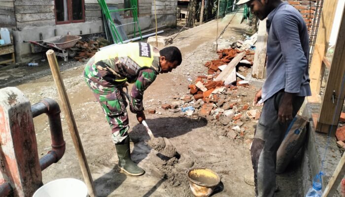 Babinsa Koramil 11/Bandar Baru Bantu Warga Bangun Rumah Pascabanjir di Pidie Jaya