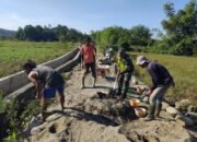 Babinsa Koramil 11/Bandar Baru Pimpin Gotong Royong Bersihkan Saluran Air di Pidie Jaya