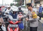 Tebar Kepedulian di Bulan Ramadhan, Kapolresta Manado Pimpin Pembagian Takjil Bersama Bhayangkari dan Polwan