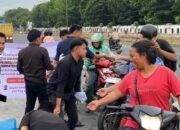 Tebar Kebaikan di Bulan Suci Ramadhan, MAMASU Berbagi Takjil kepada Masyarakat Pengguna Jalan Raya yang Melintas dan Buka Puasa Bersama di Masjid Universitas Negeri Medan Jalan William Iskandar Pancing