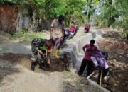 TNI dan Warga Gotong Royong Bersihkan Saluran Air di Gampong Blang Baro