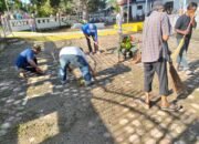 Babinsa Koramil 11/Bandar Baru Gotong Royong Bersama Warga Sambut Idul Fitri