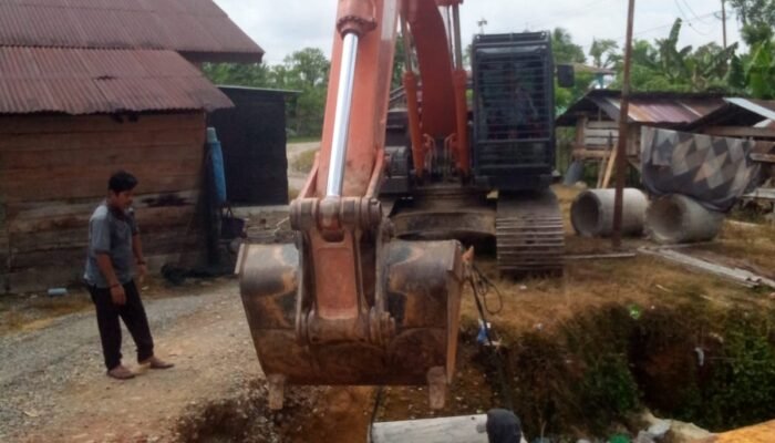 PT Fajar Baizuri Dan Brothers Bantu Warga Babah Rot, Turunkan Alat Berat Bangun Gorong-gorong