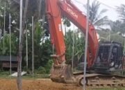 Demi Percepatan Pembangunan Lapangan Volly Desa Babah Rot PT Fajar Baijuri Turun kan Alat Berat