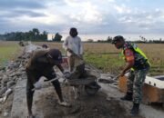 Babinsa Koramil 11/Bandar Baru Gelar Bakti Sosial, Bangun Jalan Sawah Bersama Warga