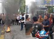 Puluhan Massa Aliansi Mahasiswa Gelar Aksi Unjuk Rasa di Depan Gedung DPRD Kota Medan, Minta DPRD Kota Medan Segera Keluarkan Rekomendasikan Tutup Pabrik PT. Kilang Kecap Angsa di Jalan Bono Diduga Cemari Lingkungan