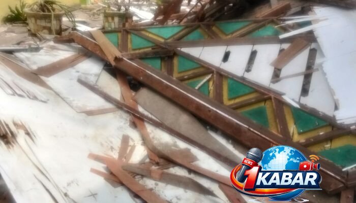 Kayu Bongkaran Gedung SMPN-5 Yang Sudah Usang Diminta Warga Untuk Keperluan Memasak,