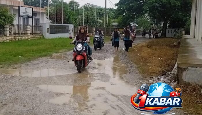 Akses Jalan Menuju SMKN 6 Langsa Belum Pernah Tersentuh Oleh Dinas Terkait,
